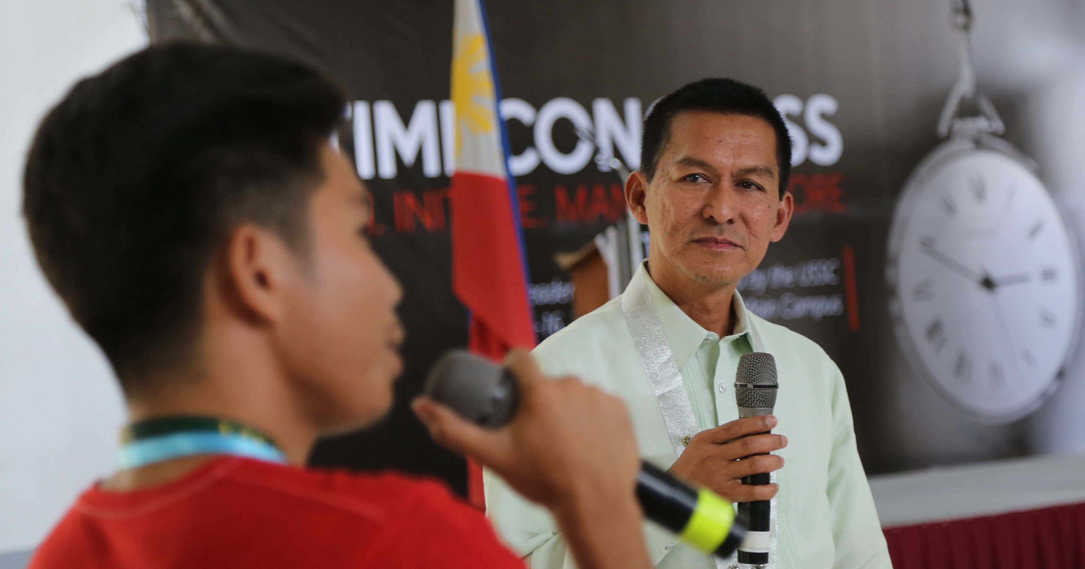 Dr. Tulin listens to VSU-Isabel's CSSC President Benny Narrido talk about why he became a student-leader